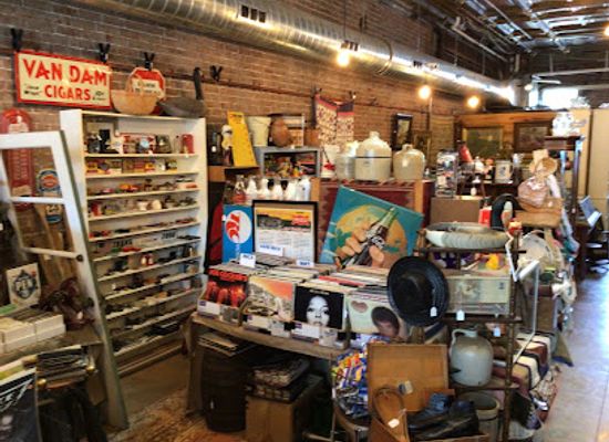 illinois/little-egypt/shop/cricket-red-brick-antique-mall