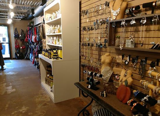 iowa/iowa-great-lakes/shop/homeology-decor-boutique
