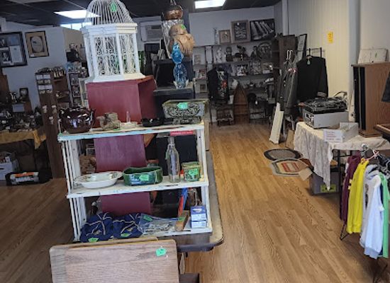new-hampshire/lakes-region/shop/red-dragons-antiques-collectibles-and-new-gifts-group-shop