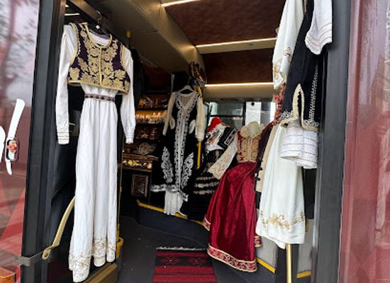 albania/tirana/skanderbeg-square/shop/tradita-al
