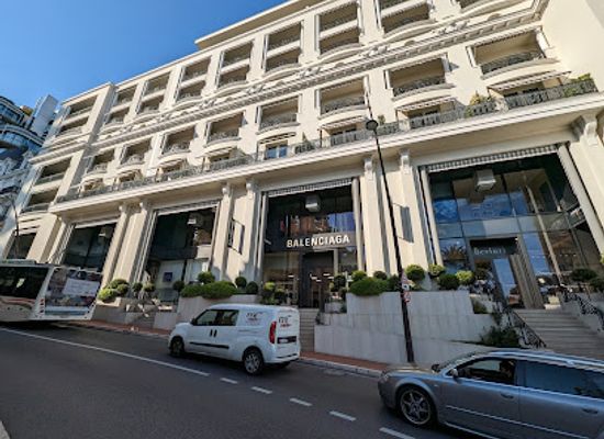 monaco/monaco-yacht-club/shop/balenciaga