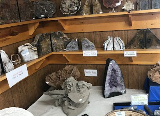 south-dakota/custer-state-park/shop/dave-s-rock-shop