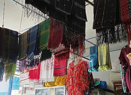 indonesia/lake-toba/shop/toko-ulos-ririsma-hsb