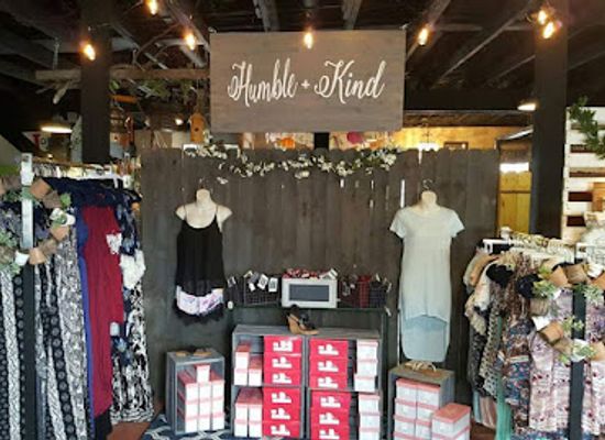 arkansas/ozark-mountains/shop/huckabella-boutique-marketplace
