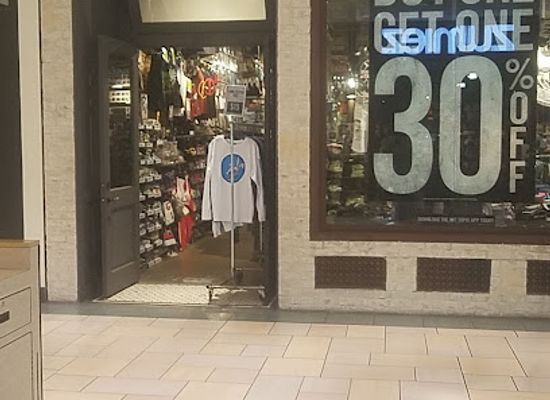 minnesota/saint-cloud/shop/hot-topic