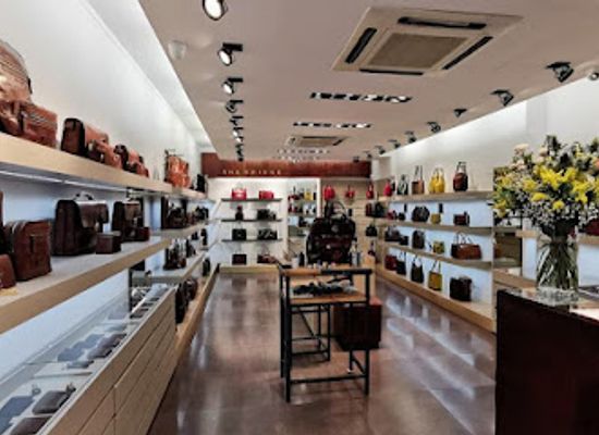 italy/florence/santa-maria-novella/shop/the-bridge-boutique-firenze