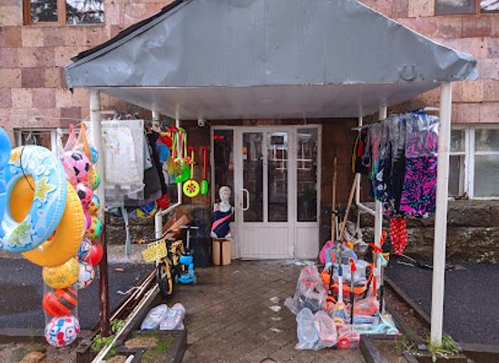 armenia/jermuk-waterfall/shop/magazin-igrushek-i-kupalnikov
