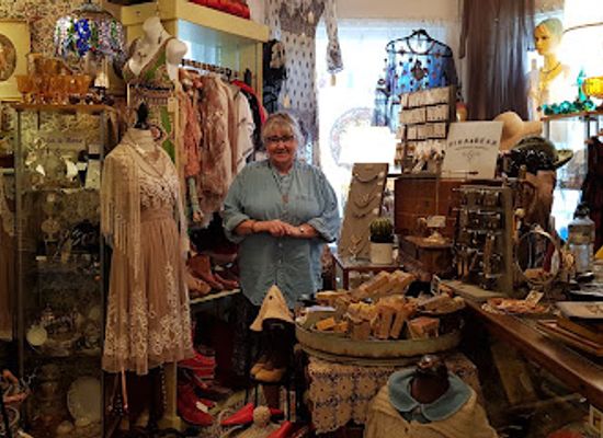 canada/regina/cathedral-village/shop/the-cat-and-the-fiddle-antiques