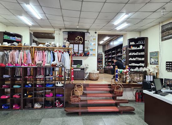 mongolia/ulaanbaatar/sukhbaatar-district/shop/tsagaan-alt-wool-shop