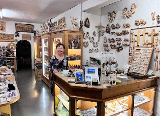 austria/zillertal/shop/holzschnitzereien-und-mineralien-burgstaller