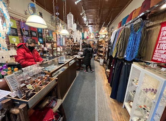 canada/ottawa/byward-market/shop/laras