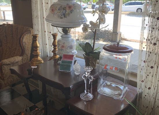 alabama/lake-eufaula/shop/lucky-dog-antiques