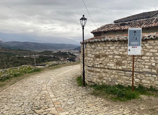 albania/berat/shop/souvenirs-shop-berat-castle