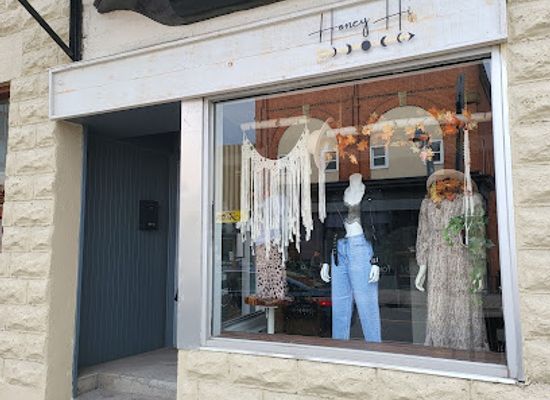 canada/ottawa-valley/shop/honey-hi-boutique