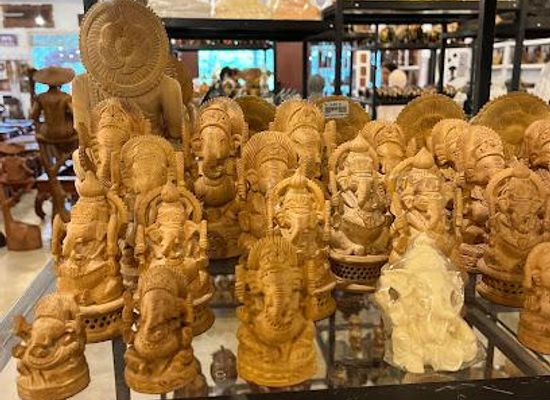 sri-lanka/polonnaruwa/shop/oak-ray-woodcarving
