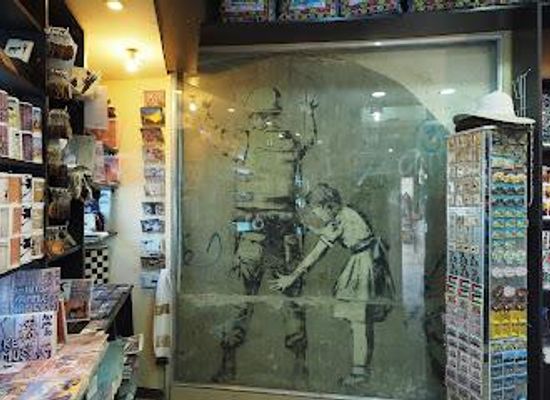 israel/ein-gedi/shop/banksy-shop