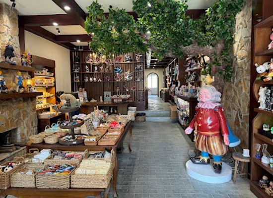 vietnam/dalat/xuan-huong-lake/shop/little-town-cua-hang-qua-tang-luu-niem
