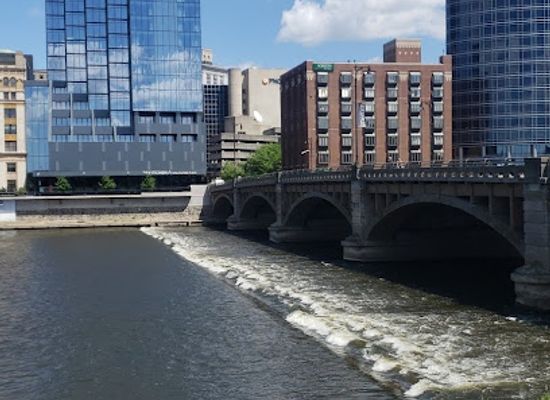 michigan/grand-rapids/shop/plaza-essentials-gift-shop-at-the-amway-grand-plaza