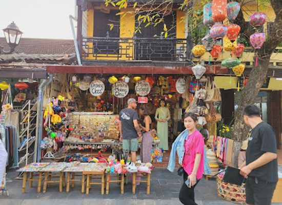 vietnam/hoi-an/shop/hang-dung-souvenir-shop-crafts-made-from-pottery-bamboo-rattan-wood-scarves-bags-art-gallery-money-exchange