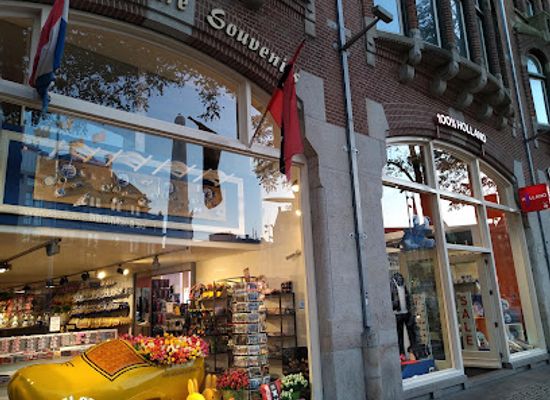 netherlands/amsterdam/centrum/shop/dam-square-souvenirs