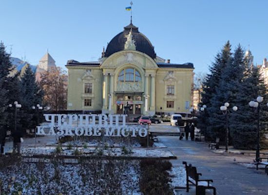 ukraine/chernivtsi/old-town/shop/theater-square