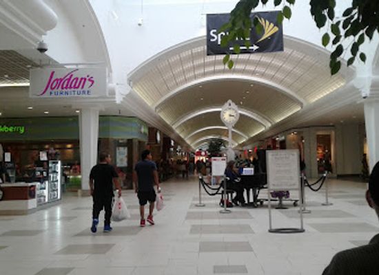 rhode-island/blackstone-river-bikeway/shop/warwick-mall