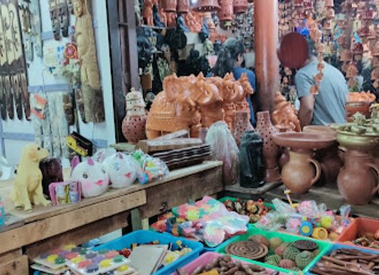 india/pondicherry/white-town/shop/street-shop-pondy