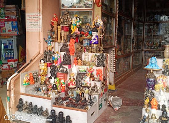 india/varanasi/dashashwamedh-ghat/shop/shanti-handicraft-centre-gift-shop