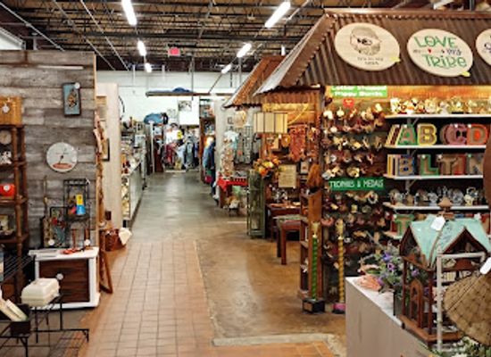 kansas/wichita/shop/paramount-marketplace-antiques-vintage-new