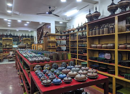 myanmar-burma/bagan/new-bagan/shop/golden-cuckoo-lacquerware