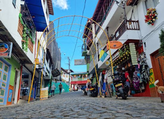 colombia/guatape/shop/el-baraton-compra-venta-variedades