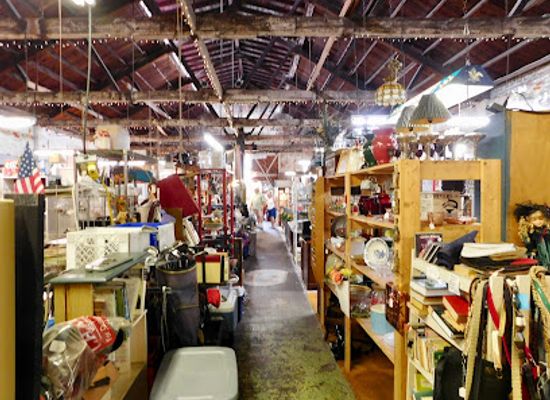 north-carolina/new-bern/shop/poor-charlie-s-antiques-and-flea-market