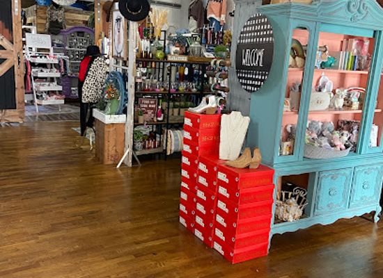 kansas/western-kansas/shop/owl-r-junk-boutique