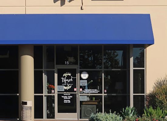california/santa-clarita/shop/refined-vintage-boutique