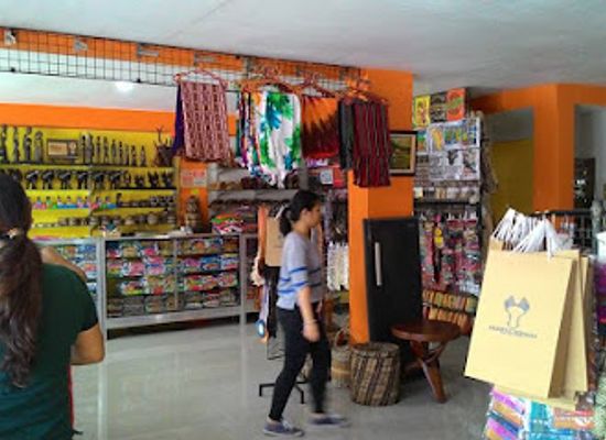 philippines/mimaropa/shop/small-creation-souvenirs-variety-products-and-business-counter