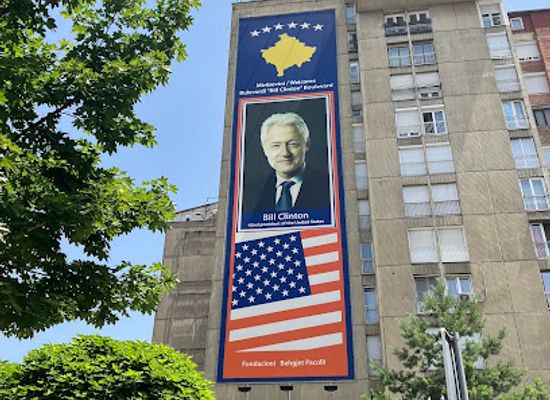 kosovo/gollak/shop/bill-clinton-statue