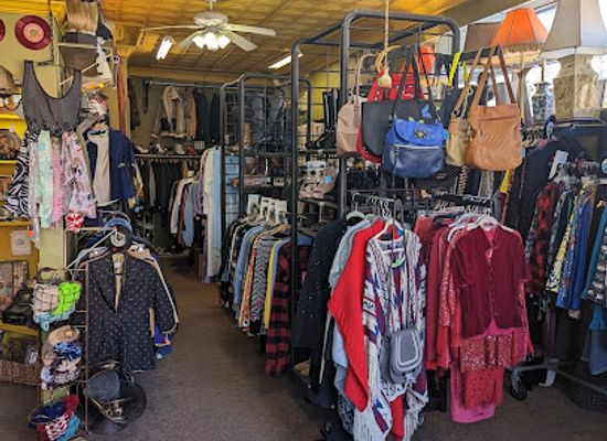 new-york/syracuse/shop/cluttered-closet