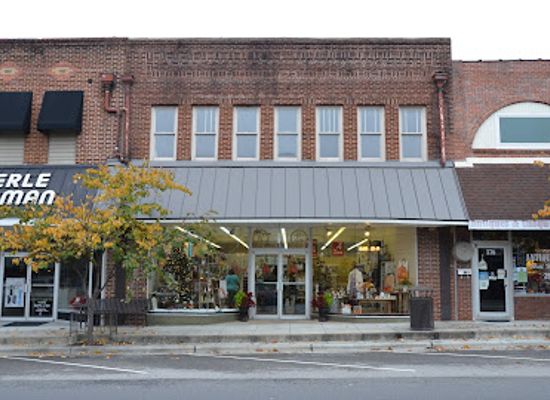 alabama/lake-guntersville/shop/the-red-elephant-marketplace