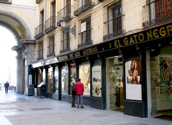 spain/madrid/sol/shop/corner-of-los-austrias