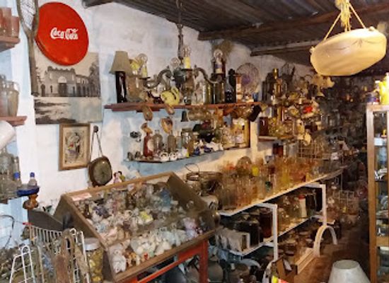 uruguay/colonia-del-sacramento/real-de-san-carlos/shop/antique-seller