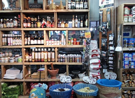 israel/tel-aviv/carmel-market/shop/mizrah-umizrach-hanuyot-shuk-hakarmel