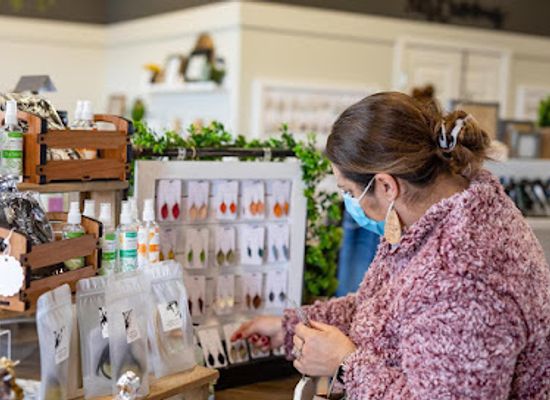 michigan/holland/shop/the-poppy-peach-llc