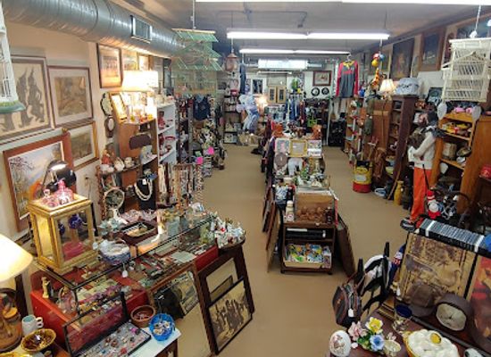 massachusetts/berkshires/shop/christopher-james-antiques-and-collectables