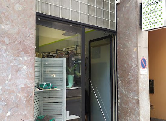 spain/girona/eixample/shop/vintage