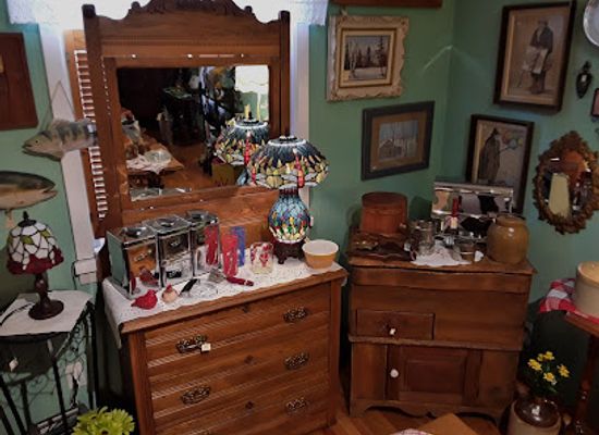 canada/okanagan/shop/antiques-treasures-treats