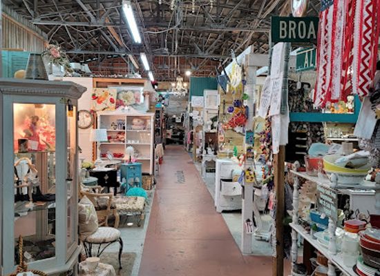 florida/panhandle/shop/de-france-indoor-flea-market-antiques