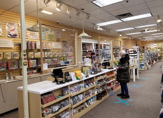 iowa/ames/shop/carolyn-s-hallmark-shop