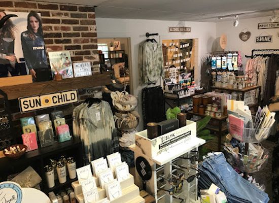 massachusetts/the-islands/shop/salty-crown-boutique