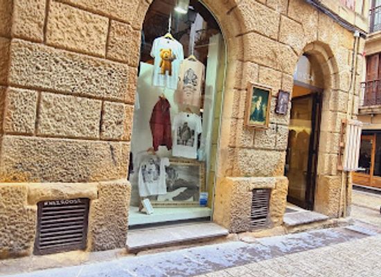 spain/san-sebastian/parte-vieja-old-town/shop/wicca-store