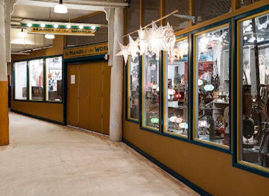washington/seattle/pike-place-market/shop/hands-of-the-world-in-pike-place-market